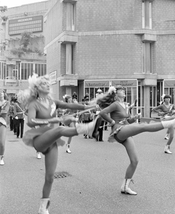 884971 Afbeelding van een optreden van het majorettekorps van drumband Veronica tijdens een zomeravondconcert in de ...